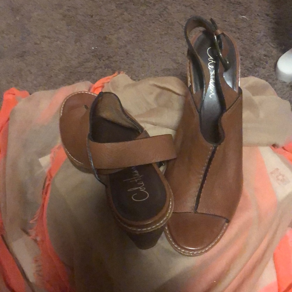 Pre owned Cole Haan with Nike cushion size 9B stack wood Tan leather heels.